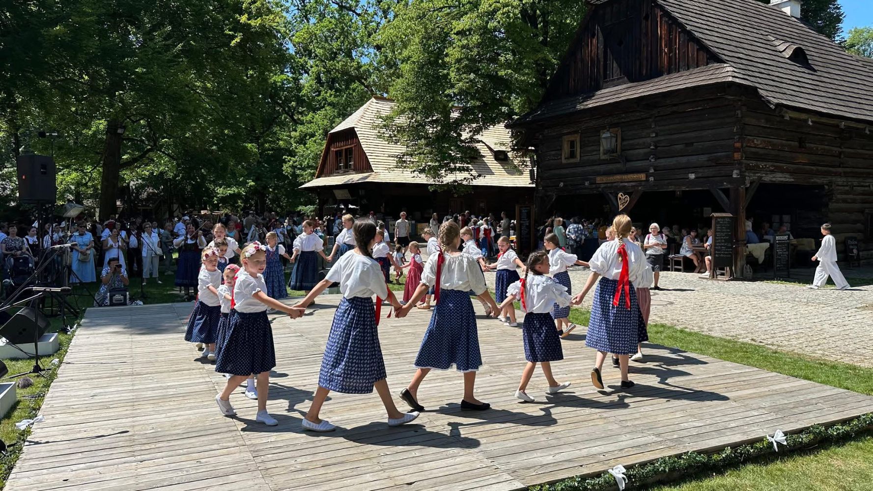 Hvězdný debut naší Jaderničky na ROŽNOVSKÝCH SLAVNOSTECH 2025