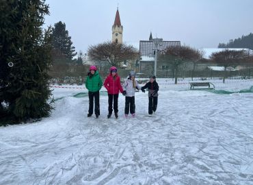 Obrázek k aktualitě První stupeň na bruslích