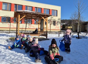 Obrázek k aktualitě Zimní hry na sněhu třídy Sluníček
